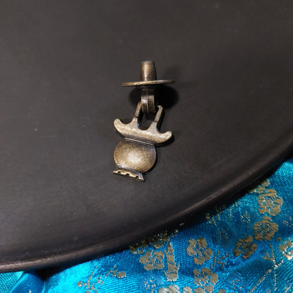 Chinese ladetrekker in traditionele lantaarn vorm. Bronskleurig